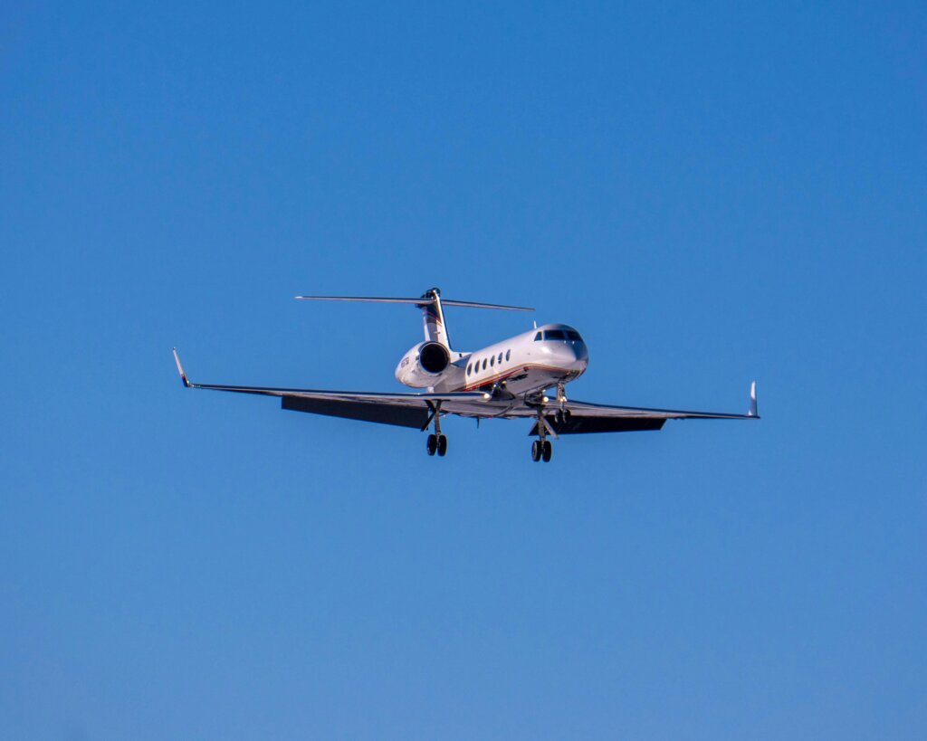 SF-Private-Jet-Charter-Gulfstream-jet-landing-in-San-Francisco-scaled.jpg
