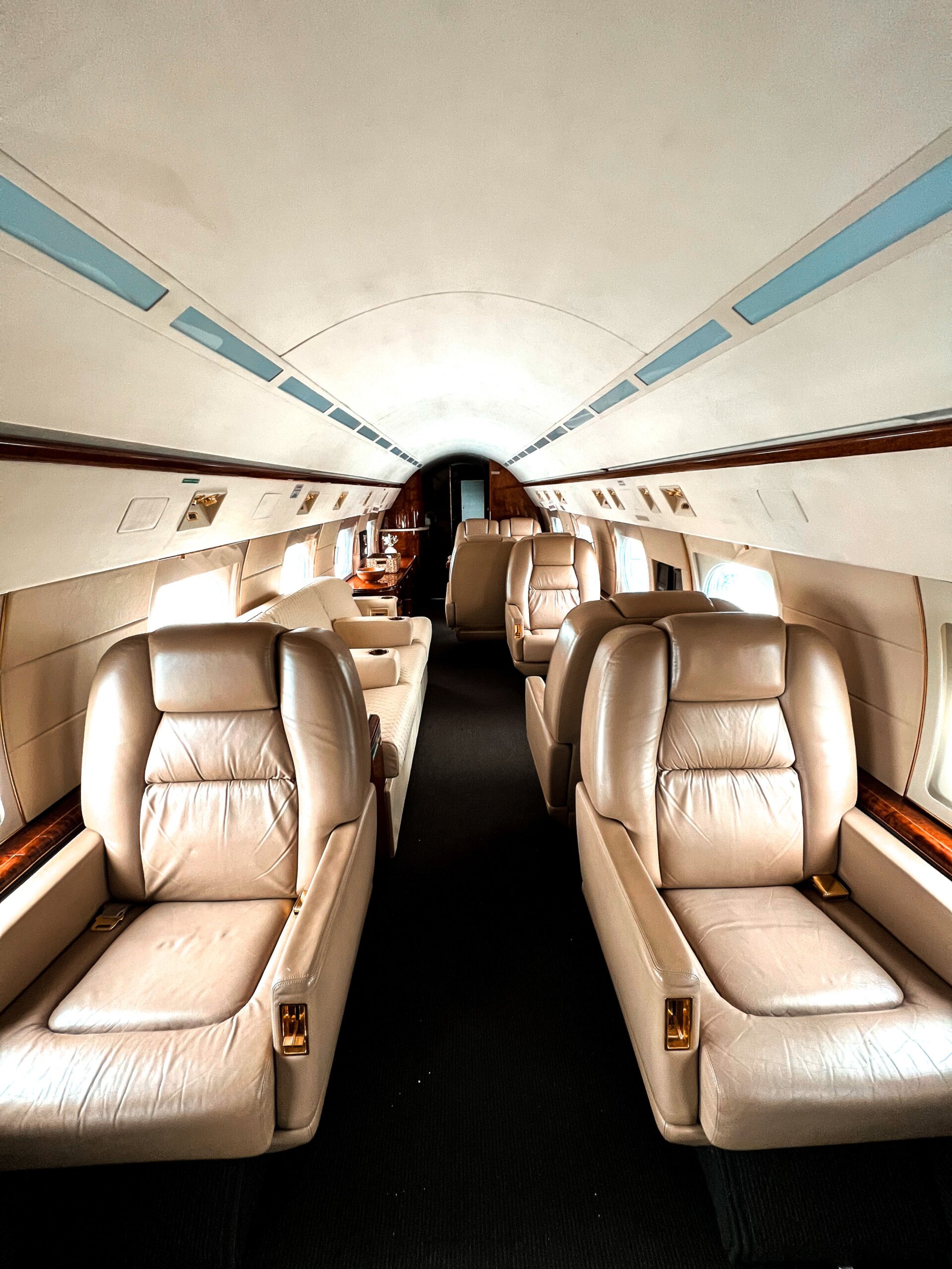 Private-jet-cabin-interior-for-Los-Angeles-to-Aspen-charter-scaled.jpg