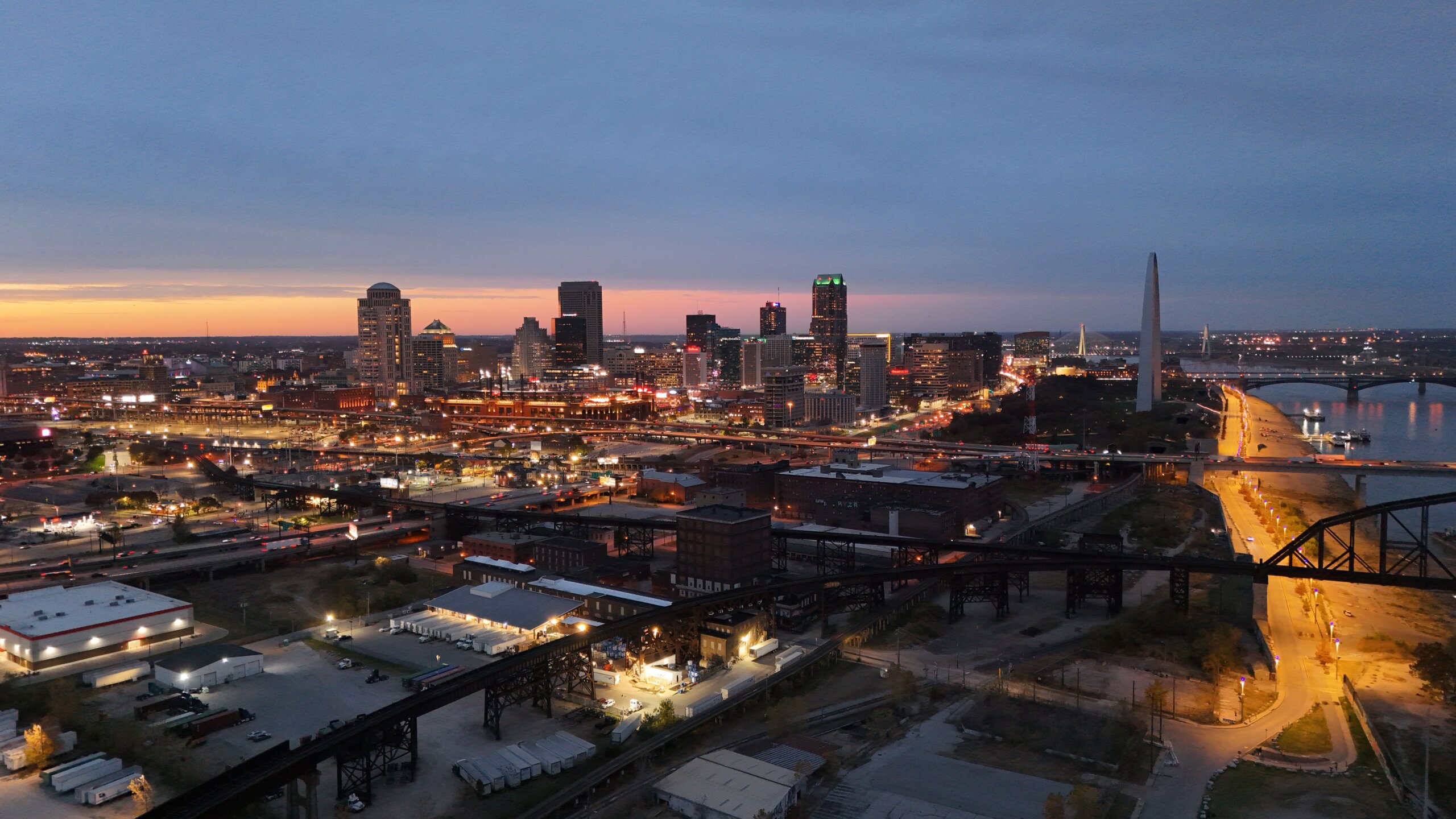 Side-view-of-the-Gateway-Arch-in-St.-Louis-during-a-golden-evening-sunset-highlighting-St.-Louis-as-a-private-jet-charter-destination-scaled.jpg